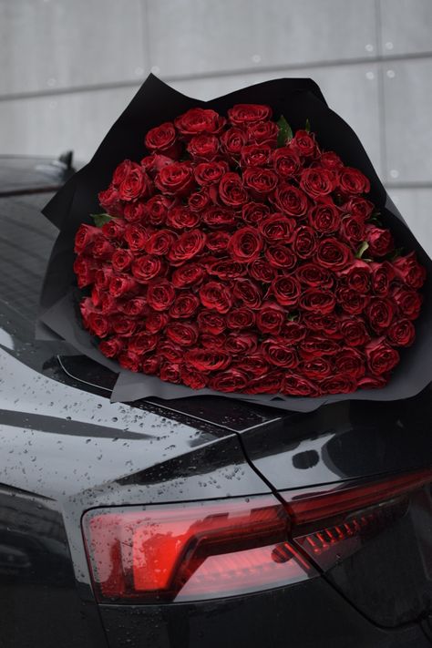 Gajry Phool, Roses Bouquet Gift, 100 Roses, Luxury Bouquet, Luxury Flower Bouquets, Red Hair Inspo, Simple Iphone Wallpaper, Nothing But Flowers, Holding Flowers