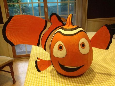 Nemo Clown Fish Pumpkin Nemo Pumpkin, Fish Pumpkin, Pumpkin Fish, Bunny Wreath Diy, Book Character Pumpkins, Pumpkin Painting Party, Fish Carving, Creative Pumpkin Decorating, Character Pumpkins