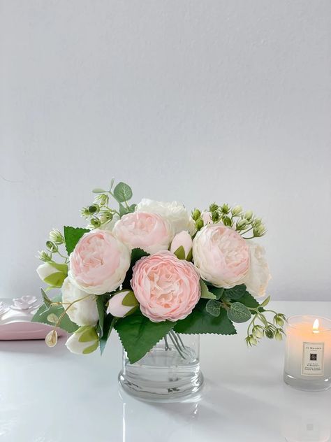 Simple Peony Centerpiece, Peony Arrangement Vase, Pink And White Flower Arrangements, Peony Decor, Peony Centerpiece, Peony Flower Arrangements, Rose Peonies, Peonies Centerpiece, Peony Arrangement