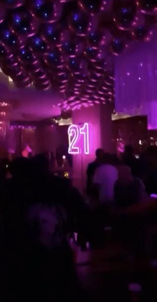 Night Club Birthday Party, Kylie Jenner Party, 21st Birthday Girl, 18th Birthday Party Themes, Euphoria Party, Party Night Club Aesthetic, Hollywood Video, Night Club Aesthetic, 21st Bday Ideas