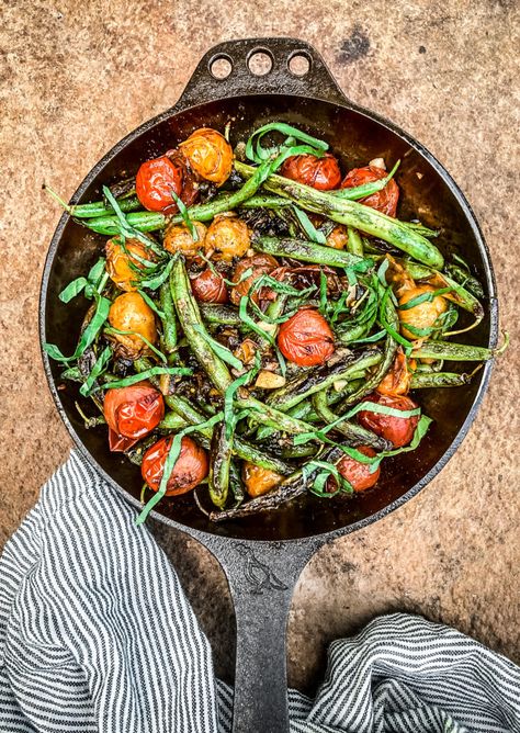 Blistered Green Beans, Cherry Tomato Recipes, Tomato Dishes, Green Beans And Tomatoes, Cooking Green Beans, Cast Iron Skillet Recipes, Vegetarian Entrees, Summer Cooking, Low Sodium Soy Sauce