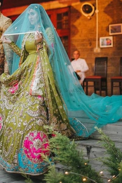 Loved how a different colour dupatta could bring the perfect contrast to your bridal lehenga!! Looking for more such outfit inspiration for your wedding? Head to our blog, click on the link attached below.

#indianwedding #shaadisaga #intimatewedding #bridallehenga #bridaldupatta #indianweddingtrends #bridalfashion #latesttrends Alixeeshantheaterstudio Bridal, शादी की तस्वीरें, Mehndi Ideas, Pink Bridal Lehenga, Mehndi Dress, Latest Bridal Lehenga, Bridal Dupatta, Floral Lehenga, Asian Bridal Dresses