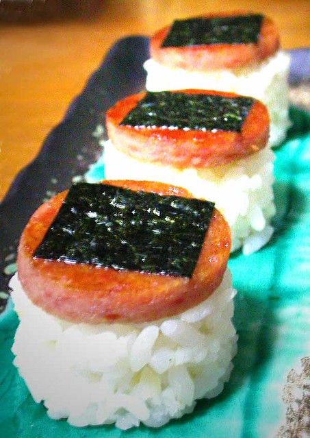 spam musubi | in hawaii, they make sushi out of spam. | chotda | Flickr Spam Sushi, Spam Musubi Recipe, Musubi Recipe, Spam Recipes, Spam Musubi, How To Make Sushi, Hawaiian Food, Fun Easy Recipes, Party Foods