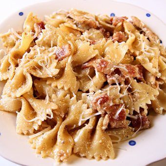 Chicken Farfalle, Farfalle Recipes, Food Italy, Becky Higgins, Pasta Carbonara, Crock Pot Recipes, Garlic Chicken, Main Dish Recipes, I Love Food