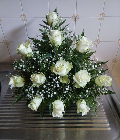 Modern Ikebana, Event Flower Arrangements, Glass Decor Ideas, Luxury Flower Arrangement, Arreglos Ikebana, Dekoratívne Vence, Contemporary Flower Arrangements, Easter Flower Arrangements, White Flower Arrangements