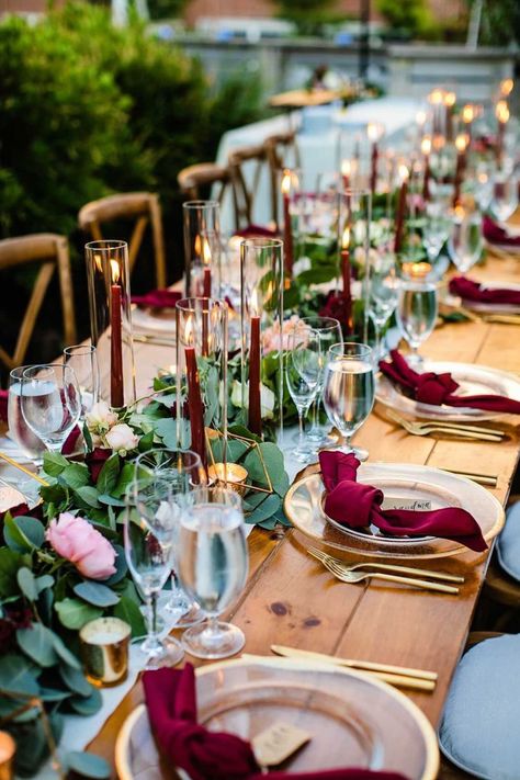 Ruby Themed Wedding, Garnet Themed Wedding, Bordeaux Wedding Decorations, Wine Red Wedding Decorations, Burgundy Wedding Theme Ideas, Burgundy Table Setting, Wedding Colors 2025, Gold Wedding Table Decor, Wine Wedding Cake