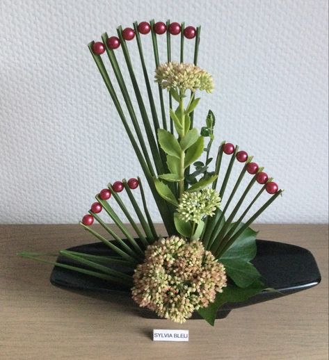 Unconventional Flower Arrangements, Wire Art Sculpture, Fruit And Vegetable Carving, Ikebana Flower Arrangement, Floral Art Design, Flower Arrangements Simple, Modern Flower Arrangements, Plate Decor, Deco Floral