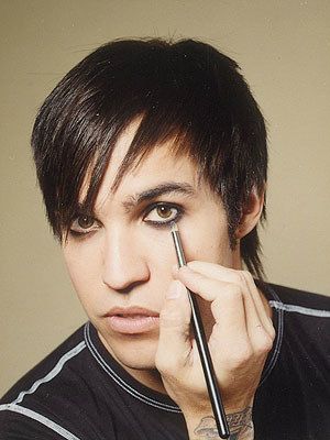 You have a bachelor's in hair straightening and a doctorate in black eyeliner. Boys Eyeliner, Emo Boy Makeup, Emo Eyeliner, Emo Makeup Looks, Guy Liner, Emo Haircuts, 2000s Emo, Pete Wentz, Emo Makeup