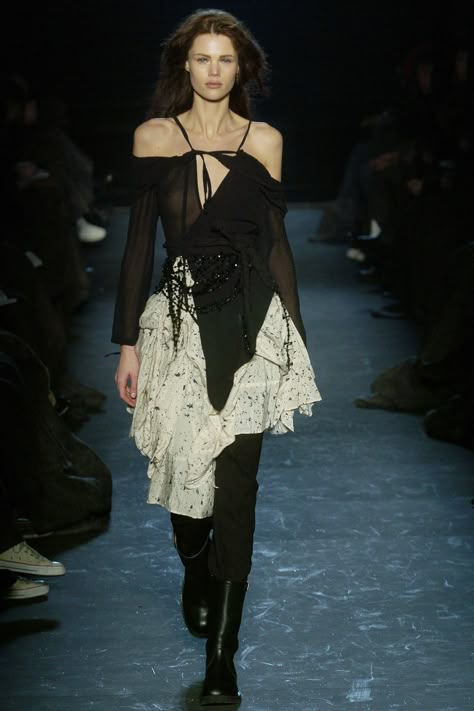 Ann Demeulemeester Fall 2005 Ready-to-Wear Collection - Vogue Arte Punk, Fashion Forms, Haider Ackermann, Aesthetic Outfit Ideas, Clothing Details, Ann Demeulemeester, Mode Inspo, Vogue Fashion, Runway Looks