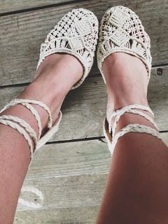 Macrame Shoes, Thrifty Fashion, Macrame Clothes, Diy Sandals, Fashion Shoes Sandals, Crochet Sandals, Boho Sandals, Macrame Patterns Tutorials, Macrame Bag