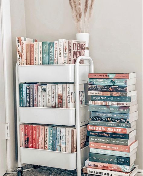 Corner Library, Bookshelf Inspiration, Book Cart, Couples Book, Dream Library, Bookstagram Inspiration, Room Book, Book Corners, Apartment Life