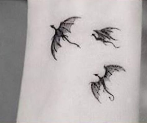 Tattoo dragon,  Emilia Clarke,  Game of thrones,  tatuagem dragão,  tattoo small,  arms, Daenerys Targaryen,  Dracarys,  tattoo. Daenerys Dragons, Targaryen Tattoo, Game Of Thrones Tattoo, Dragons Tattoo, Small Dragon Tattoos, Tattoo Diy, Tattoo Dragon, Chinese Dragon Tattoos, Hamsa Tattoo