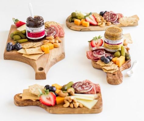 Mini Charcuterie Board Mini Cheese Board For One, Mini Cheese Board Gift Ideas, Mini Snack Board, Mini Dessert Charcuterie Board, Mini Cheese Board Ideas, Mini Cheese Platter, Small Cheese Board Ideas, Mini Charcuterie Board Ideas, Charcuterie Individual