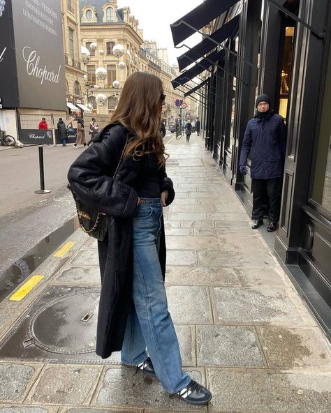 Paris Style Outfits, Sneaker Outfit Fall, Jeans And Sneakers Outfit, Tights And Sneakers, Winter Sneakers Outfit, Ny Street Style, Paris Street Style Fall, Paris Italy, Nyc Fits