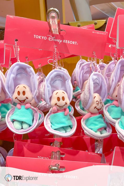 Adorable plush keychains from Tokyo Disneyland of the Young Oysters from Alice in Wonderland! Alice In Wonderland Keychain, Disneyland Keychain, Disneyland Merchandise, Plush Keychains, Alice In Wonderland Aesthetic, Pastel Cupcakes, Disney Souvenirs, Disney Easter, Easter 2021