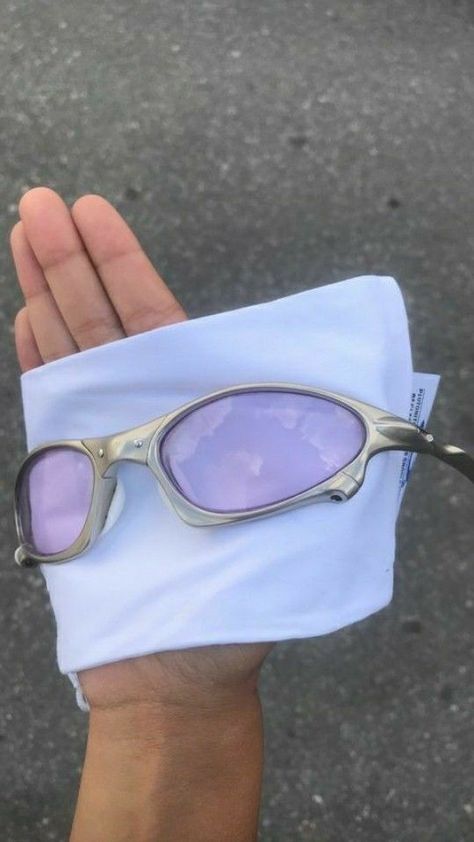 Oakley Juliet, Retro Gadgets, Stylish Glasses, Funky Jewelry, Streetwear Men Outfits, Glasses Fashion, How To Look Pretty, Sunnies, Sunglasses Case