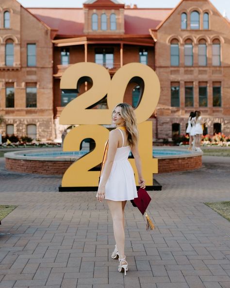 ARIZONA PHOTOGRAPHER (@alex.mariephoto) • Instagram photos and videos Posing For Graduation Pictures, Asu Senior Pictures, Asu Graduation Pictures, Asu Graduation, College Grad Pictures, Outdoor Senior Pictures, Senior Photography Inspiration, College Graduation Photoshoot, Grad Photography