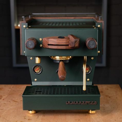 rb.crafts | custom espresso machines and tools on Instagram: "The green Linea Mini, stealing the spotlight once again! The metallic effect in the colour paired with the golden elements and fine-textured surface are creating a shiny appearance. Together with the olive wood parts, it develops a radiant elegance.  #rbcrafts   #lamarzocco #lamarzoccohome #lamarzoccolineamini #customized #customespressomachine" Cool Coffee Machines, Coffee Shop Appliances, Custom Espresso Machine, Cafe Kitchen Appliances, Cafe Espresso Machine, Coffee Bar Interior Design, Coffee Machine Aesthetic, Green Espresso Machine, Lamarzocco Linea Mini