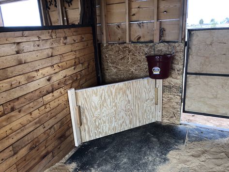 Horse Feeder Ideas Stalls, Diy Stall Hay Feeder For Horses, Hay Feeder For Horses Stalls, Horse Feeding Ideas, Horse Stall Hay Feeders, Easy Horse Stalls Diy, Horse Stall Ideas Decor, Stall Hay Feeder For Horses, Horse Stall Feeder Ideas