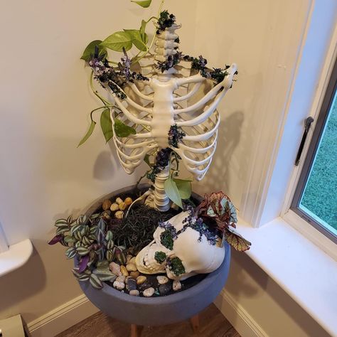 Skeleton Flower Pot, Halloween Plant Decor, Gothic Easter Decor, Gothic Plant Decor, Halloween Planter Ideas, Oddities Decor, Skeleton Flower, Horror Room, Goth Garden