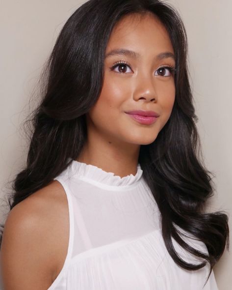 Anthea Bueno on Instagram: “🌸 @ylonagarcia 🌸#YlonaGarcia #MakeupbyAntheaBueno” Ylona Garcia Outfit, Ylona Garcia, Asian Wedding Makeup, Light Makeup Looks, How To Do Makeup, Nude Makeup, Aesthetic Beauty, Asian Wedding, Elegant Wedding Dress