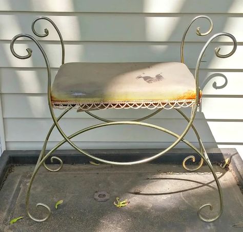 Vintage Vanity Stool Makeover - Little Vintage Cottage Vintage Bedroom Styles, Stool Makeover, Bedroom Stools, Bedroom Vanity, Vanity Stool, Wooden Stools, Vintage Vanity, Vintage Cottage, Antique Design