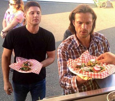 Jensen: 2 Jared: 4 Jensen: ... I want more. Supernatural Jokes, Supernatural Facts, Crowley Supernatural, Supernatural Impala, Sam E Dean, Spn Aesthetic, Supernatural Bloopers, Supernatural Actors, Spn Dr