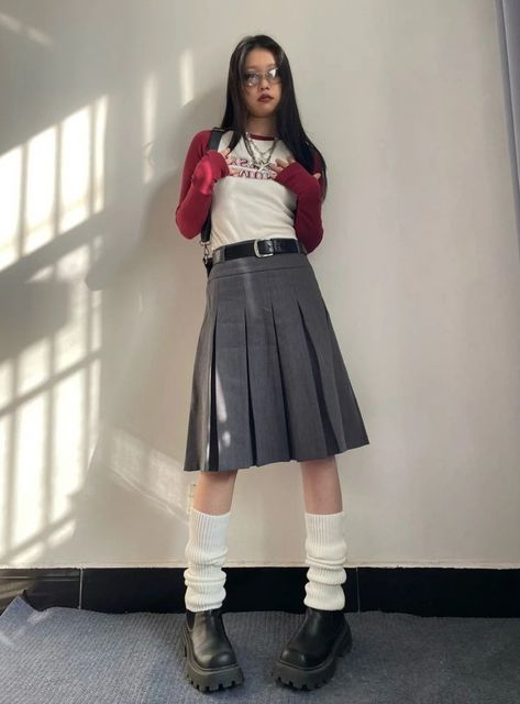 Mid Pleated Skirt Outfit, Red Color Combos Outfits, Kogal Outfit, Grey Skirt Outfit Ideas, Grey Pleated Skirt Outfit, Straight Skirt Outfits, Red Color Combo, Video Fashion, Pleated Skirt Outfit