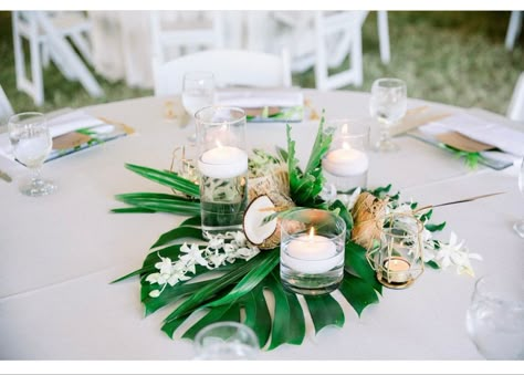 Hawaiian Wedding Themes, Wedding Plate Setting, Tropical Wedding Centerpieces, Tropical Centerpieces, Destination Wedding Decor, Punta Cana Wedding, Tropical Wedding Flowers, Tropical Baby Shower, Cancun Wedding