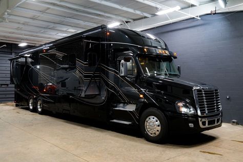 2018 Show Hauler 45ft Bunkhouse Super C Freightliner Chassis Motorhome Rv Sale Camper Air Conditioner, Super C Rv, Luxury Motorhomes, Diesel For Sale, Rv Truck, Luxury Rv, Detroit Diesel, Suv Trucks, Mobil Home