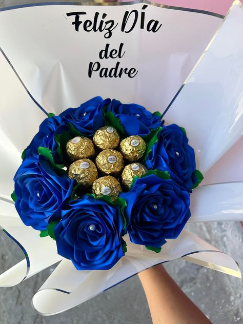 ¡Celebra el Día del Padre con un detalle único y especial! Sorprende a papá con un elegante ramo de rosas eternas de cinta, acompañado de deliciosos chocolates Ferrero Rocher. Un regalo que combina la belleza duradera de nuestras rosas artesanales con el exquisito sabor del chocolate. Demuéstrale a papá cuánto lo aprecias con este obsequio que perdurará en el tiempo, igual que tu amor por él. ¡Ordena ahora y haz que su día sea inolvidable! Chocolates Ferrero, Aesthetic Flower, Ferrero Rocher, Chocolates, Flowers