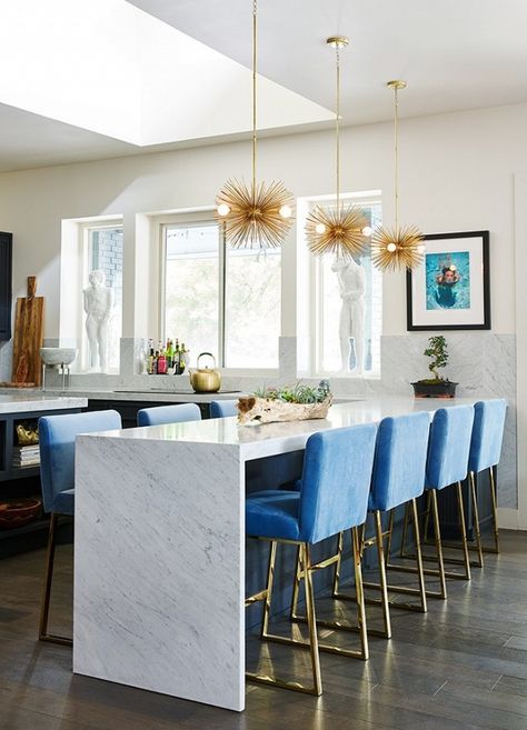 Open plan kitchen with a marble island doubling as a dining space Kitchen Island Table Combination, Double Island, Hamptons Kitchen, Kitchen Island Dining Table, Island Table, Kitchen Island Table, All White Kitchen, Kitchen Marble, Trendy Kitchen