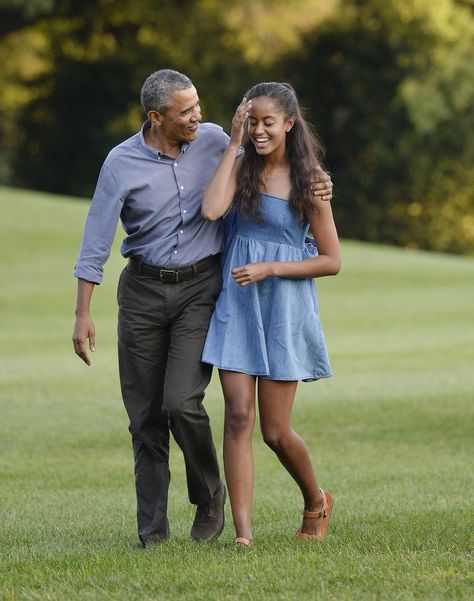 President Obama Melts Our Hearts With Quotes on Fatherhood Obama Daughter, Barack Obama Family, Malia And Sasha, Michelle Obama Fashion, Sasha Obama, Malia Obama, Michelle And Barack Obama, Cute Moments, First Ladies