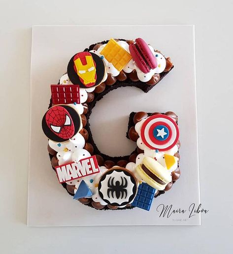 Marvel by Maira Liboa Birthday Marvel, Marvel Themed Cake, Marvel Bday Cake, Marvel Pasta, Simple Marvel Cake, 5 Cake, Birthday Cake Marvel, Marvel Birthday, Marvel Theme Cake