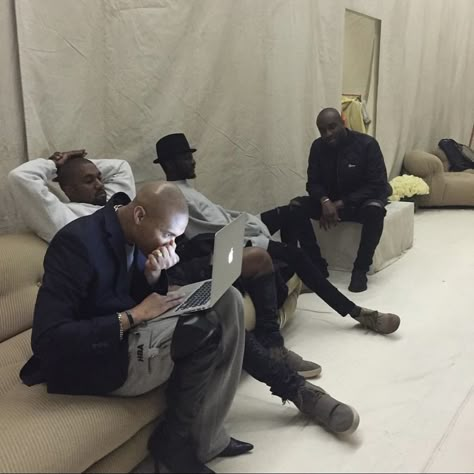 Yeezy Fashion Show, Virgil Abloh Style, Room In New York, Yeezy Season 1, Yeezy Season 3, Tom Hardy Photos, Kanye Yeezy, Yeezy Outfit, Yeezy Season