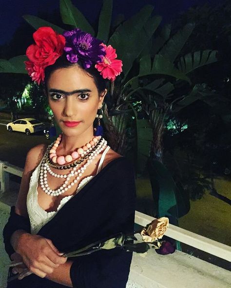 DIY Frida Kahlo Halloween Costume Idea Amazing Halloween Costumes, Diy Costumes Women, Diy Halloween Costumes For Women, Pretty Halloween Costumes, Diy Kostüm, Pretty Halloween, Diy Halloween Costumes Easy, Easy Halloween Costumes, Halloween Carnival