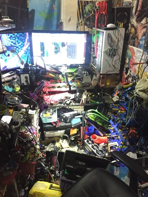 Messy Gamer Room, Maximalist Pc Setup, Computer Objectum, Hacker Setup, Digital Art Setup, Retro Gaming Setup, Divine Machinery, Machine Aesthetic, Computer Aesthetic