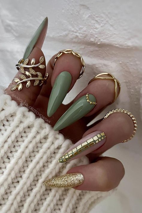 Step into the Spotlight: Mesmerizing Olive Green and Gold Glitter Stiletto Nails with Snakeskin Detail // Photo Credit: Instagram @karolina_orzechowska Moss Nails, Green And Gold Nails, Gold Stiletto Nails, Olive Nails, Stilleto Nails Designs, Gold Nail Designs, November Nails, Green Nail Designs, Gold Nail