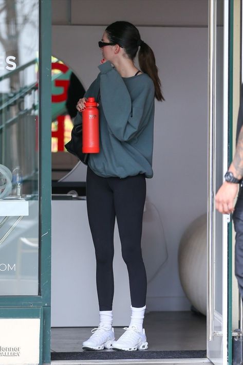 Kendall Jenner Active Wear, Celebrity Fitness Style, Kendall Jenner Workout Outfits, Kendall Jenner Sweatpants, Kendall Jenner Sport Outfit, Kendall Jenner Pilates, Kendall Jenner Leggings, Kendall Jenner Athleisure, Kendall Jenner Shoes