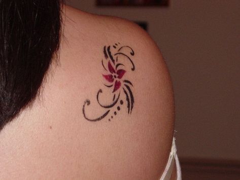 Back Shoulder Tattoos, Shoulder Tattoos For Females, Cute Shoulder Tattoos, Girl Shoulder Tattoos, Simple Tattoos For Women, Small Shoulder Tattoos, Flower Tattoo Back, Small Flower Tattoos, Flower Tattoo Shoulder