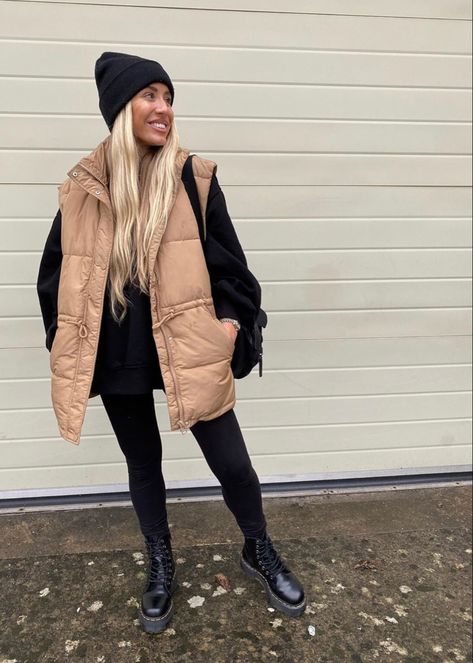 How To Style Beige Puffer Vest, Beige Puffy Vest Outfit, Outfits With Oversized Puffer Vests, Oversized Tan Vest Outfit, Camel Vest Outfit, Oversized Black Vest, Black Combat Boots Outfit Fall, Oversized Puffer Vest Outfit, Fall Puffer Vest