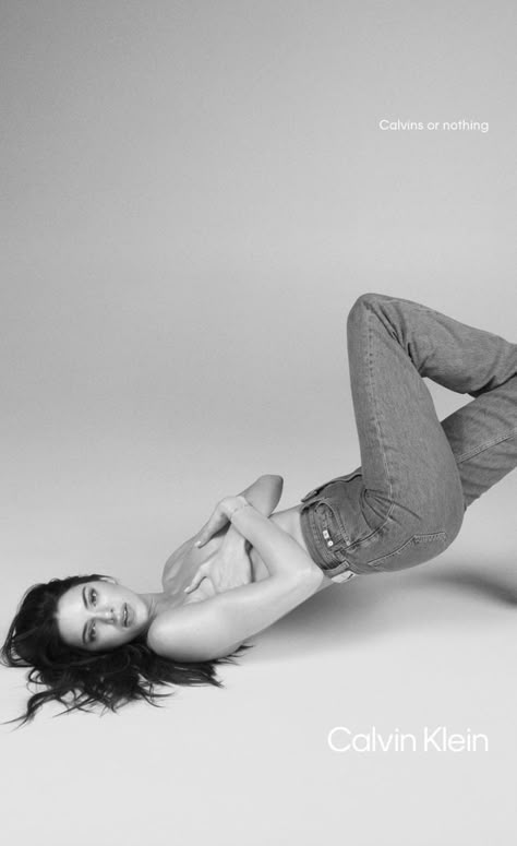 Model Floor Poses, Calvin Klein Photoshoot Ideas Women, Calvin Klein Modeling, Calvin Klein Photoshoot Ideas, Kendall Jenner Calvin Klein, Calvin Klein Shoot, Calvin Klein Ads, Kendall Jenner Photoshoot, High Fashion Shoots