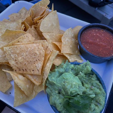 Chips And Guacamole Aesthetic, Chips And Guac, Corn Chips, Pretty Food, Meals For One, Guacamole, Good Eats, Nom Nom, Fuel