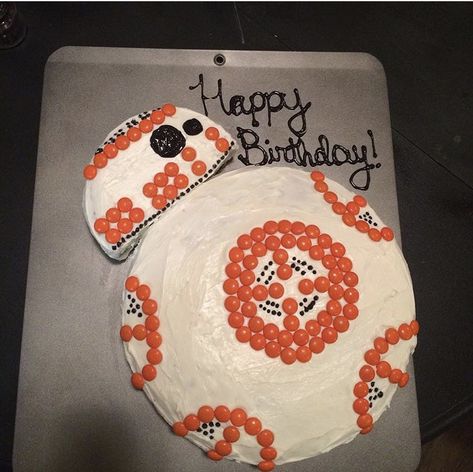 Easy Star Wars BB8 Birthday Cake using Reese's Pieces and an Oreo Easy Star Wars Cake Diy, Bb8 Birthday Party Ideas, Star Wars Birthday Cake Easy, Star Wars Cake Ideas Easy, Star Wars Birthday Cakes, Simple Star Wars Cake, Easy Star Wars Cake, Star Wars Cake Easy, Star Wars Cake Diy