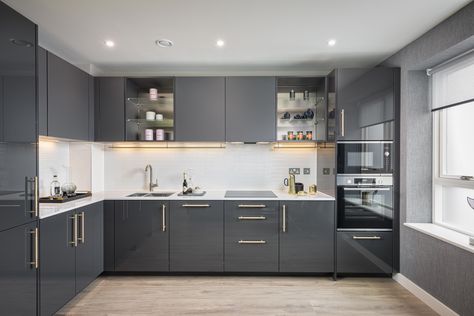 Kitchen Set Grey Colour, Grey And White Kitchen Ideas Modern Wood, Gray Colour Kitchen Design, White And Gold House Interior, Black Gray And White Kitchen, Dark Grey Gloss Kitchen, Anthracite Grey Kitchen, Black And Grey Kitchen Ideas, Grey And White Kitchen Ideas Modern