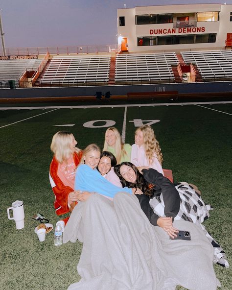 Senior Year With Friends, Senior Sunrise Aesthetic, Senior Sunrise Pictures, Senior Picnic, Senior Year Goals, Senior Yr Aesthetic, Senior Year Aesthetic 2024, Senior Year Traditions, Senior Year Photos