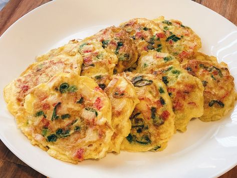 Crab stick/green onion mini omelettes Crab Pancakes, Crab Stick Recipe Ideas, Crab Omelette Recipe, Jeon Recipe, Firehouse Meals, Crab Omelette, Crab Eggs, Crab Sticks, Healthy Breakfast Snacks