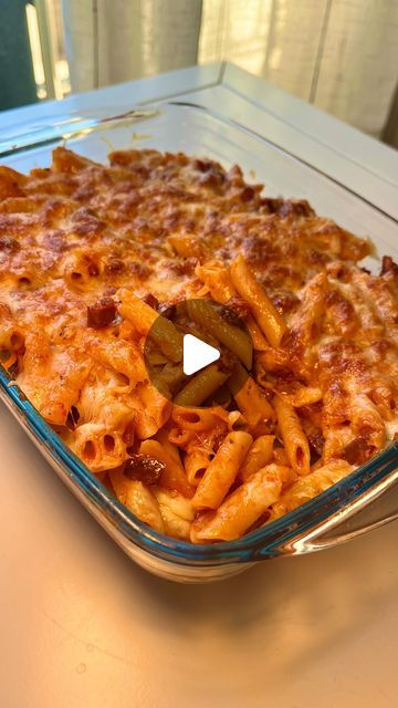 Sofía Cruz on Instagram: "✨Macarrones con Chorizo✨  ¿Tú también comías de niño Macarrones con Chorizo? 🤗  Estoy segura de que en todas las casas españolas se ha comido este plato muy asiduamente y normal, ¿no? Es una receta fácil, sencilla y además está riquísima y bueno, también es bastante rápida de hacer. ¡Y lleva queso! Si es que, lo tiene todo para triunfar ⭐️   Desde luego, en mi casa han disfrutado como los niños que son comiendo esta pasta de nuevo 💖🥹  💭INGREDIENTES: 🍝 2 tazas de macarrones 🐽 1 trozo de chorizo 🧄 1 diente de ajo 🧅 1/2 cebolla 🥫 1 taza de salsa de tomate 🫕 Mozarella 🧀 Parmesano 🫒 Aceite de oliva 🧂 Sal 🌿 Orégano  #macarrones #macarronesconchorizo #macarronesgratinados #macarronesconqueso #macandcheese #macarronescontomate #cheeselover #chorizo #chorizo Delaware Food, Hamburger Mac, Shrimp Bruschetta, Things To Do In Delaware, Tour Of Italy, Espresso Martinis, Easy Hamburger, Verified Account, Friends Night