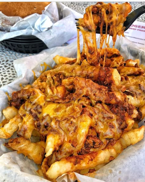 Chilling Cheese Fries, Chili Cheese Fries Aesthetic, Chill Cheese Fries, Chilly Cheese Fries, Cheese Fries Aesthetic, Chili Cheese Fries Recipe, Chilli Cheese Fries, Chili Fries, Chili Cheese Fries