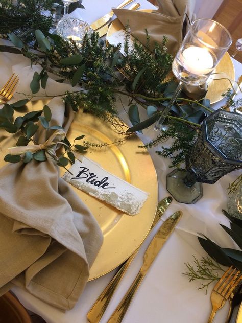 Gold Flatware Wedding, Gold Chargers Wedding, Wedding Plate Setting, Gold Charger Plates, Gold Tableware, Name Places, Charger Plates Wedding, Gold Charger Plate, Decor Centerpieces